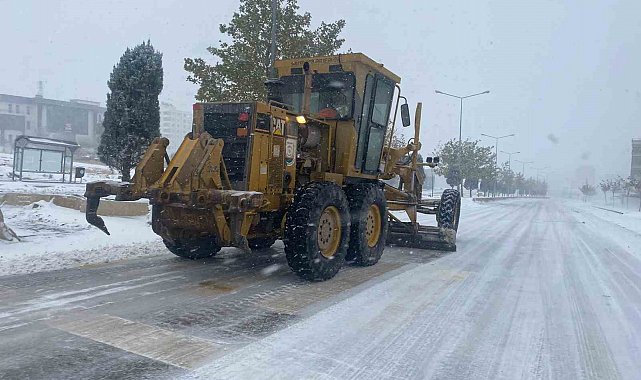 Şanlıurfa'da karla mücadele sürüyor