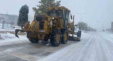 Şanlıurfa'da karla mücadele sürüyor