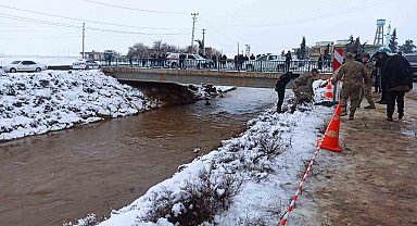 Şanlıurfa'da okul yolunda facia: Otomobil sulama kanalına devrildi, 4 kişi kayboldu