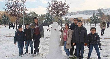 Şanlıurfa'da yıllar sonra kar sevinci: Çocuklar kartopu oynadı, yetişkinler halay çekti