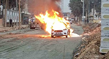 Şantiye çalışmaları esnasında zarar verilen doğalgaz borusundan çıkan alevlerle hafif ticari araç yandı