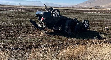 Şarampole devrilen otomobilde 2 kişi yaralandı