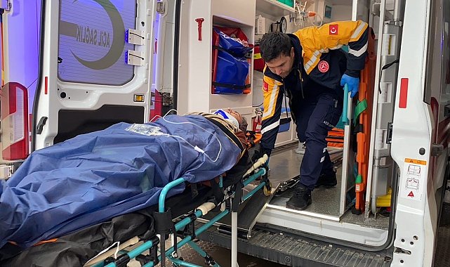 Şarampole devrilen otomobilde 3 kişi yaralandı