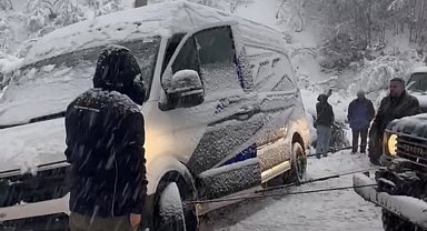 Şarampole kayan minibüsü, off-road araçları kurtardı