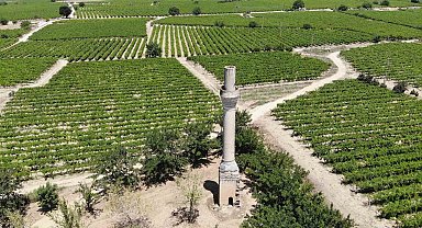 Sarıgöl'ün simgesi 'Kırık Minare' zamana direniyor