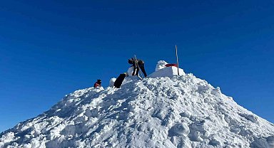 Sarıkamış Harekatı'nda şehit düşen askerlerin kardan heykellerinin yapımına başlandı