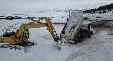 Sarıkamış'ta asker heykellerin yapımı için kar taşınıyor