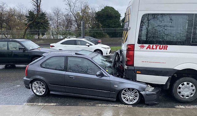 Sarıyer'de kontrolden çıkan otomobil servis aracının altına girdi: 1 yaralı