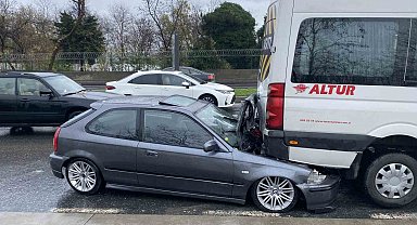 Sarıyer'de kontrolden çıkan otomobil servis aracının altına girdi: 1 yaralı