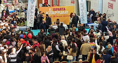 Şarkıcı Melis Fis, 8. Isparta Kitap Fuarı'nda hayranlarıyla buluştu