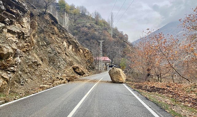 Sason'da köy yollarını kapatan dev kaya parçaları kaldırıldı