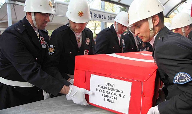 Şehit polisin babasının evi alevlere teslim oldu