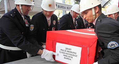 Şehit polisin babasının evi alevlere teslim oldu