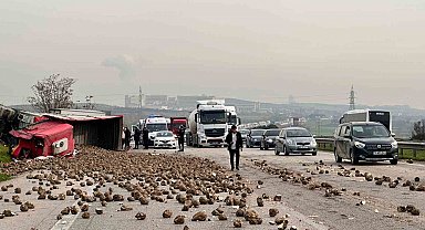 Şeker pancarı yüklü tır 2 araca çarpıp devrildi: 1'i ağır 5 yaralı
