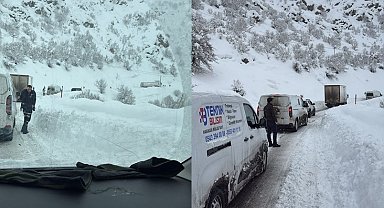 Şemdinli yolunda mahsur kalan araçlar kurtarıldı