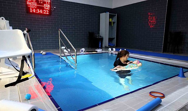 Serebral palsili Duru'nun tedavisi suyun gücüyle destekleniyor