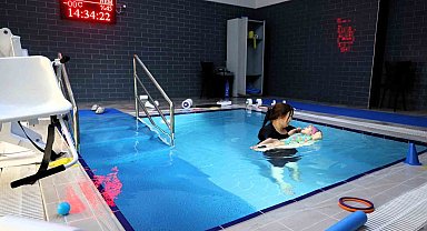 Serebral palsili Duru'nun tedavisi suyun gücüyle destekleniyor