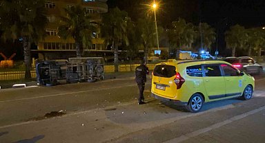 Serik'te ticari taksi ile kamyonet çarpıştı: 2 yaralı