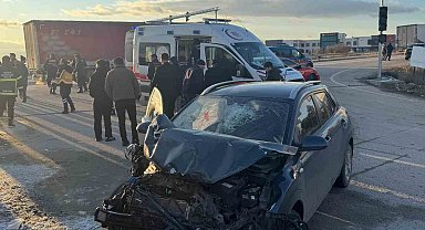 Servis aracıyla otomobil çarpıştı, 18 kişi yaralandı