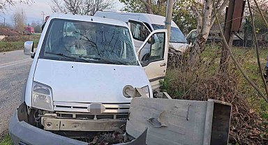 Servis minibüsü hafif ticari araçla çarpıştı: 11 yaralı