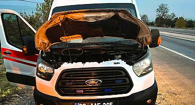 Seyir halindeki ambulans alev aldı