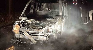 Seyir halindeki hafif ticari araç alev topuna döndü