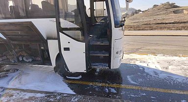 Seyir halindeki işçi servisi alev aldı