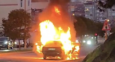 Seyir halindeki otomobil alev alev yandı