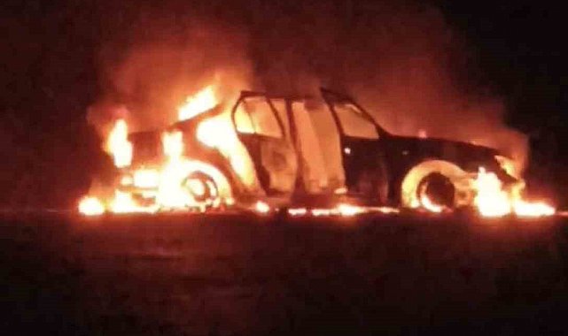 Seyir halindeki otomobil yanarak kullanılamaz hale geldi