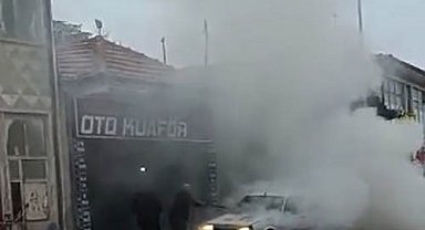 Seyir halindeki otomobil yandı, esnaf yardıma koştu