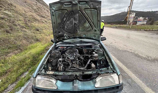 Seyir halindeki otomobilde çıkan yangın söndürüldü