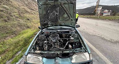 Seyir halindeki otomobilde çıkan yangın söndürüldü