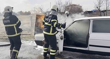 Seyir halindeki otomobilin motor kısmından alevler yükseldi