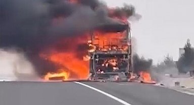 Seyir halindeki yolcu otobüsü alev alev yandı: 25 yolcu son anda kurtuldu