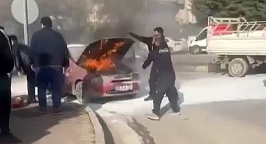 Seyir halindeyken yanan otomobili çevredeki vatandaşlar söndürdü