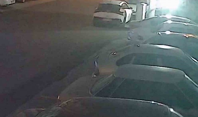 Şiddetli fırtınayla harekete geçen çöp konteyneri, iki otomobilin arasında durdu o anlar kamerada