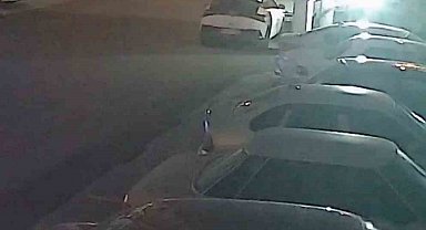 Şiddetli fırtınayla harekete geçen çöp konteyneri, iki otomobilin arasında durdu o anlar kamerada