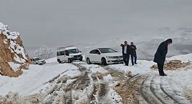 Siirt'te 45 yolu ulaşıma kapandı, yolda kalan bazı araçlar kurtarıldı