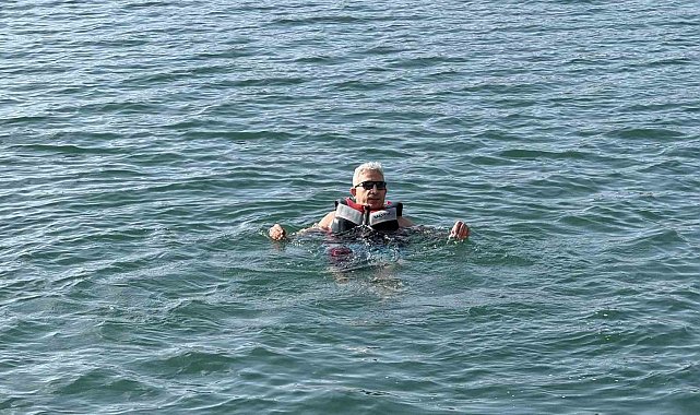 Siirt'te Aralık ortasında Botan Vadisinde suya girdiler