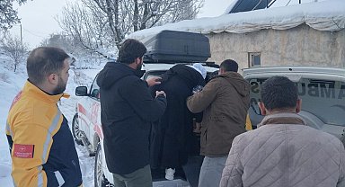 Siirt'te iç kanama geçiren hasta, ekiplerin yolu açmasıyla hastaneye yetiştirildi