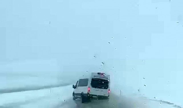 Siirt'te minibüsün kıl payı atlattığı kaza kamerada
