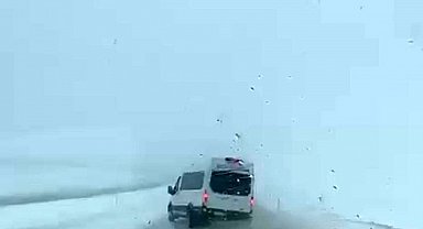 Siirt'te minibüsün kıl payı atlattığı kaza kamerada