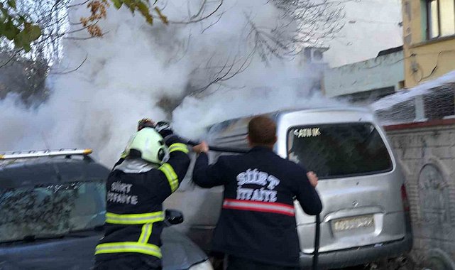 Siirt'te park halindeki kamyonet yandı