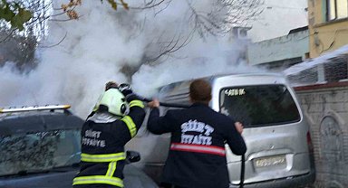 Siirt'te park halindeki kamyonet yandı