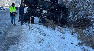 Siirt'te tır ve minibüs devrildi: 4 yaralı