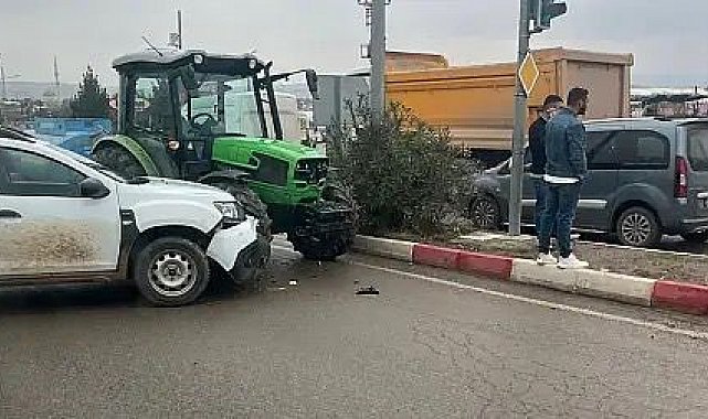 Siirt'te traktörle otomobil çarpıştı