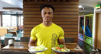 Siirt'te yemek servisleri Nijeryalı Micheal'den