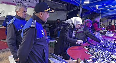 Şikâyet üzerine balık tezgâhları denetlendi