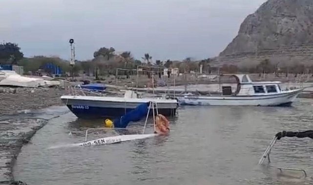 Silifke'de fırtına tekneleri batırdı