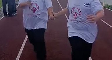 Silivri'de yürekleri ısıtan görüntü: Özel eğitim öğrencisi yarışı bıraktı, arkadaşını bekledi